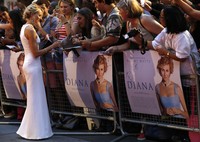 Berperan sebagai Putri Diana yang dikenal ramah dan peduli terhadap sesama, Naomi Watts meyapa para penggemar dengan memberikan tanda tangan. REUTERS/Luke MacGregor.