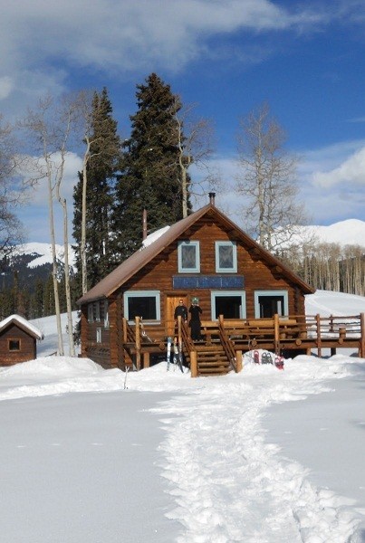 6 Resor Ski dengan Pemandangan Paling Spektakuler