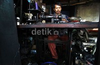 Tempat ini menerima servis mesin jahit biasa dan high speed.