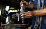Bisnis Servis Mesin Jahit Masih Bertahan