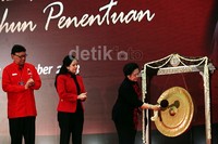 Megawati memukul gong sebagai tanda dibukanya Rakernas PDIP.