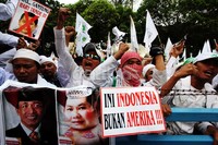 FPI demo menolak penyelenggaraan ajang Miss World 2013 di depan kantor MNC Group.