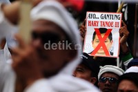 Mereka juga membawa poster bergambar wajah Hary Tanoe.