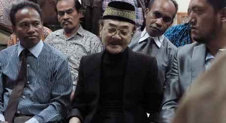 Jalani Pemeriksaan, Eyang Subur Bawa Bukti Sah Pernikahannya dengan Ani Jalani Pemeriksaan, Eyang Subur Bawa Bukti Sah Pernikahannya dengan Ani