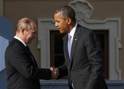 Senyum Tipis Putin ke Obama di Kota Lenin