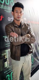 Gaya Denny Sumargo Berjaket Kulit