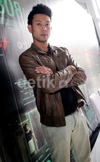 Ia tampil mengenakan kaus hitam, celana denim, dan jaket kulit coklat. Ridho/detikHOT.