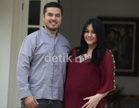 Keduanya terlihat bahagia.