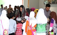     Sissy dan Rifat bersama anak-anak yatim.