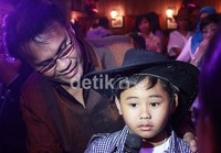 Mantan suami Yuni Shara bersama anak kesayangannya. Asep/detikHOT.