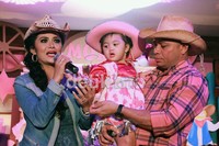 Amora tampil cantik dengan mengenakan topi cowboy berwarna pink. Asep/detikHOT.