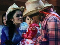 Sementara Krisdayanti dan Raul Lemos juga tampil casual tak lupa dengan topi cowboy. Asep/detikHOT.