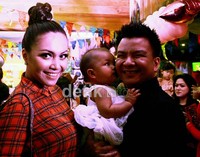 Syakira menatap sang ayah. Asep/detikHOT.