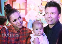 Syakira selalu dalam pelukan Jerry. Asep/detikHOT.