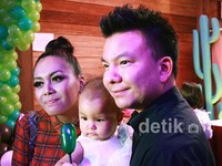 Denada, Syakira, dan Jerry saat ditemui di kawasan Kemang, Jakarta Selatan, Kamis (6/9/2013). Asep/detikHOT.