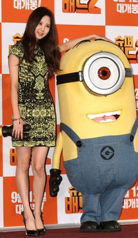 Seohyun cantik dibalut dress hitam-kuning dan heels hitam. TenAsia/Paeng Hyun-joon.