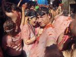 Titi dan Tian Seru-seruan di Festival La Tomatina Spanyol