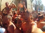 Titi dan Tian Seru-seruan di Festival La Tomatina Spanyol