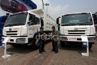 Robert Lie Presiden Direktor PT Gaya Makmur Mobil selaku pemegang ATPM Truck FAW berdiskusi dengan Chepy Kusnandar Sales & Marketing Manager PT Gaya Makmur Mobil.