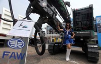Dalam pameran kali ini PT Gaya Makmur Mobil menampilkan produk dump truck, mixer truck, kargo truck, dan truck tangki.