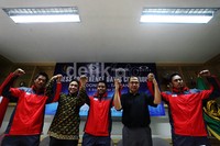 Ketua Umum PB Pelti WS. Wirjawan didampingi Direktur SDM dan Umum PT Garuda Indonesia Heriyanto Agung Putra, dan beberapa atlet tim Davis Indonesia, melakukan sesi foto bersama saat gelar konpres kesiapan tim Davis Indonesia.