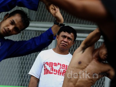 Ellyas Pical Latih Atlet Muay Thai