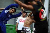 Mantan juara dunia tinju Ellyas Pical bersama atlet pelatnas Muay Thai melakukan sesi latihan, di kawasan Stadion GBK Senayan, Jumat (06/09).