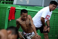 Ellyas Pical melakukan pemanasan bersama atlet pelatnas Muay Thai.