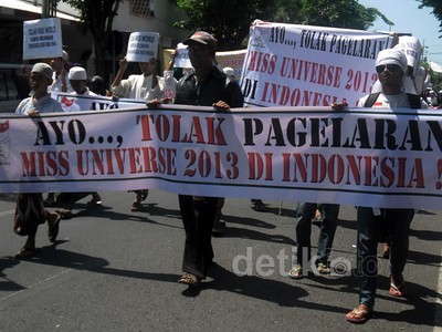 FPI dan LPI Demo Tolak Kontes Miss World