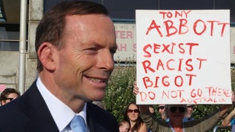 Tony Abbott Disambut Demonstran Saat Hendak Gunakan Hak Suaranya