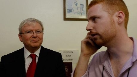 Insiden Kecil Terjadi Saat PM Rudd Gunakan Hak Suaranya