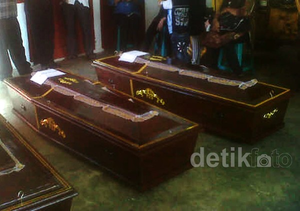Jenazah Korban Kapal Tenggelam Tiba di Bandara FL Tobing