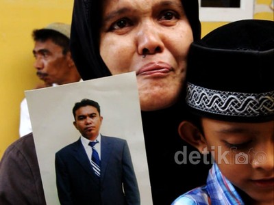 Suasana Duka di Rumah Korban Kapal Tenggelam