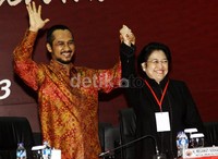 Abraham Samad dan Megawati menyapa peserta Rakernas PDIP. Lamhot Aritonang/detikFoto.