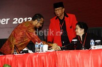 Abraham Samad berjabat tangan dengan Megawati. Lamhot Aritonang/detikFoto.