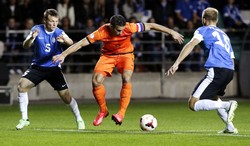 Robin van Persie mendapat penjagaan ketat dari Dmitri Kruglov dan Ragnar Klavan. Reuters/Ints Kalnins.