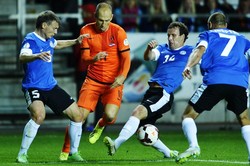 Arjen Robben berusaha melewati tiga pemain Estonia. Dalam pertandingan ini, Robben membobol gawang Estonia di menit ke-2. AFP/Raigo Pajula/Estonia Out.