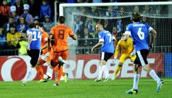 Konstantin Vassiljev melepaskan tembakan yang berbuah gol. Dalam pertandingan ini Konstantin Vassiljev dua kali membobol gawang Belanda. AFP/Raigo Pajula/Estonia Out.