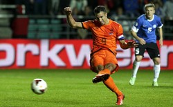 Robin van Persie yang mengeksekusi penalti sukses menjalankan tugasnya. Reuters/Ints Kalnins