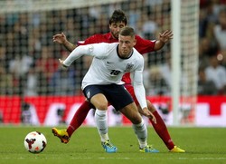 Ross Barkley mendapat penjagaan ketat dari Sergei Georghiev dalam pertandingan yang dihelat di Wembley. Reuters/Eddie Keogh.