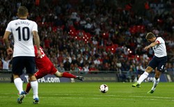 Inggris membuka keunggulan di menit ke-9 lewat tembakan keras Gerrard dari jarak 25 yard yang tak bisa dijangkau kiper Moldova. Reuters/Eddie Keogh.