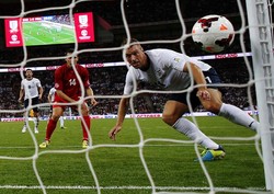 Keunggulan Inggris bertambah di menit 23 lewat tandukan Lambert usai memanfaatkan bola rebound hasil tembakan Theo Walcott yang ditepis Stanislav Namasco. Reuters/Eddie Keogh.