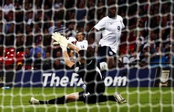 Danny Welbeck membobol gawang Moldova. Dalam pertandingan ini, Welbeck dua kali membobol gawang Moldova. Gol itu dibuatnya di menit ke-45 dan 51. Reuters/Darren Staples