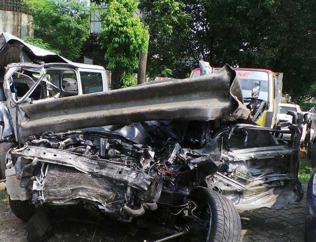 Ini Mobil Dul: Kap Ringsek dan Dililit Pagar Pembatas Tol 