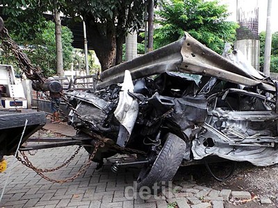 Bangkai Mobil Lancer Dul Ditarik Ke Polda Metro Jaya