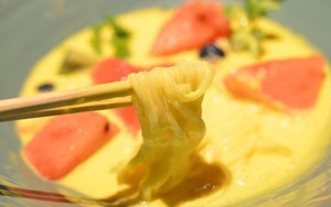 Sluurp! Asam Manis Mie Campur Yogurt Mangga dan Buah