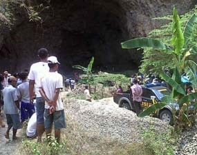 Dua Orang Tewas Terkena Longsor Tebing Setinggi 100 Meter