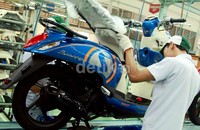 Karyawan AHM, tengah melakukan final inspeksi sepeda motor Honda Scoopy-FI di pabrik perakitan AHM, Cikarang. AHM meluncurkan warna biru skutik injeksi metro stylish Honda Scoopy-FI untuk mengikuti perkembangan tren minat dan kebutuhan para anak muda yang senang dengan hal-hal baru dan berbeda. Dok AHM