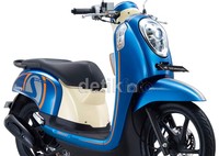 Lampu utama Honda Scoopy – FI menggunakan projector headlight yang merupakan terobosan pertama di segmen skutik. Teknologi ini membuat sorot lampu menjadi semakin terang dan secara desain tampil lebih stylish dan keren. Dok AHM