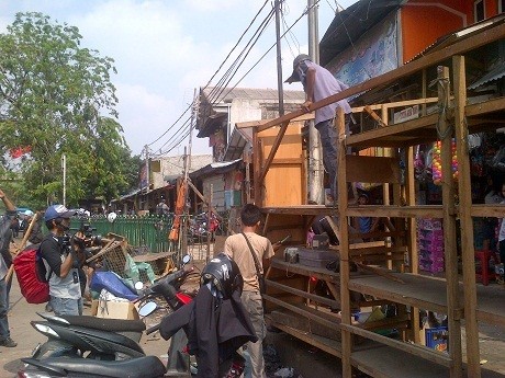 Puluhan Polisi Amankan Penertiban PKL di Pasar Gembrong